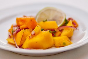 Salade Mangues Oignons servie 1 Salade Mangues Oignons servie 1