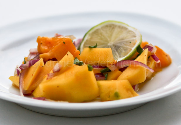 Salade Mangues Oignons servie Salade Mangues Oignons servie