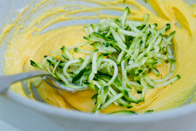 Mélanger Courgettes farine