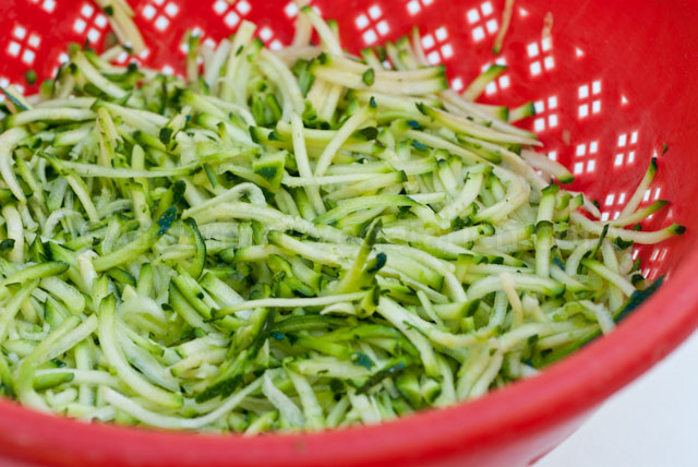 Râper courgettes
